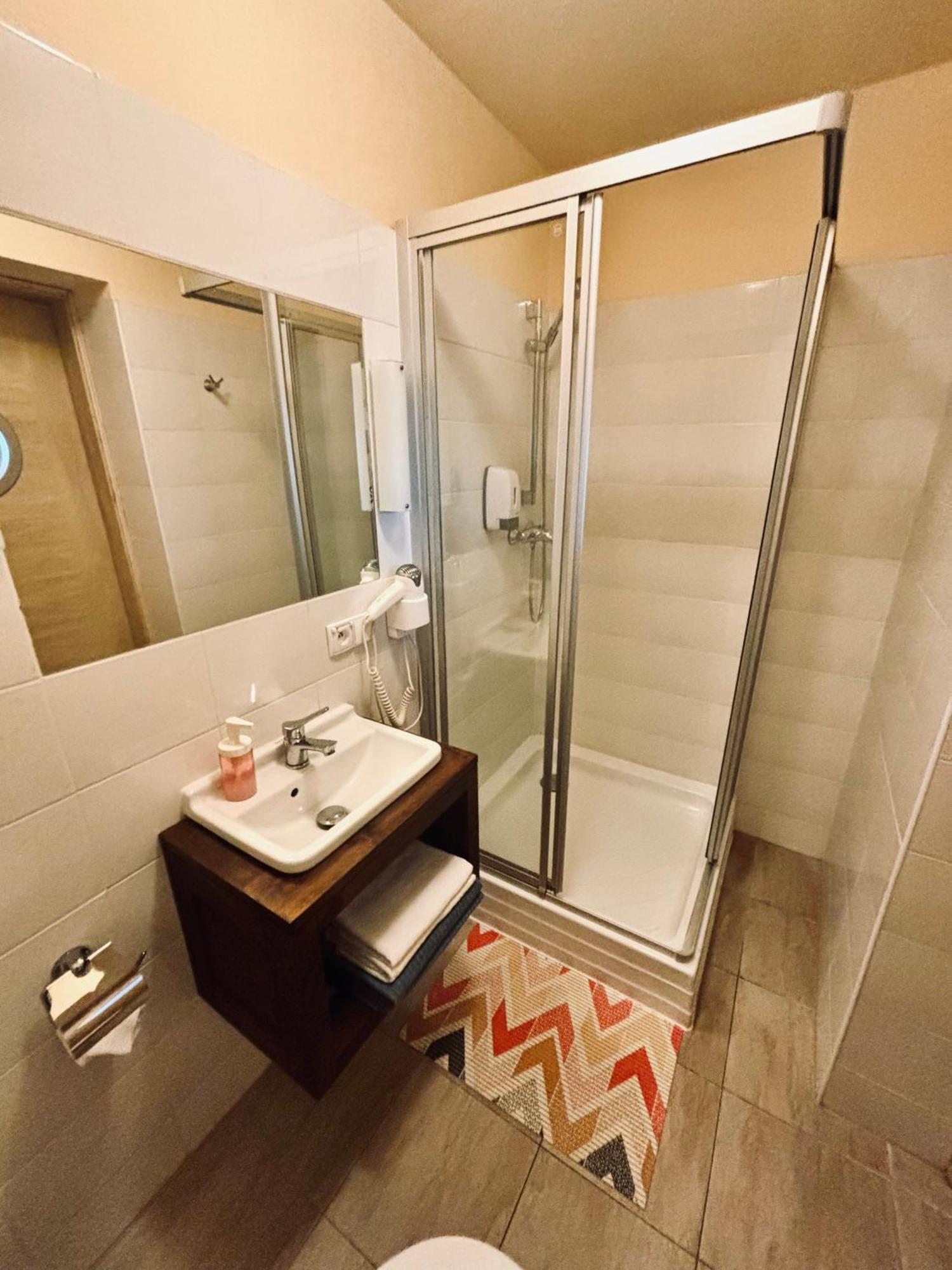Bedrooms 3 Maja 15A Лодзь Экстерьер фото
