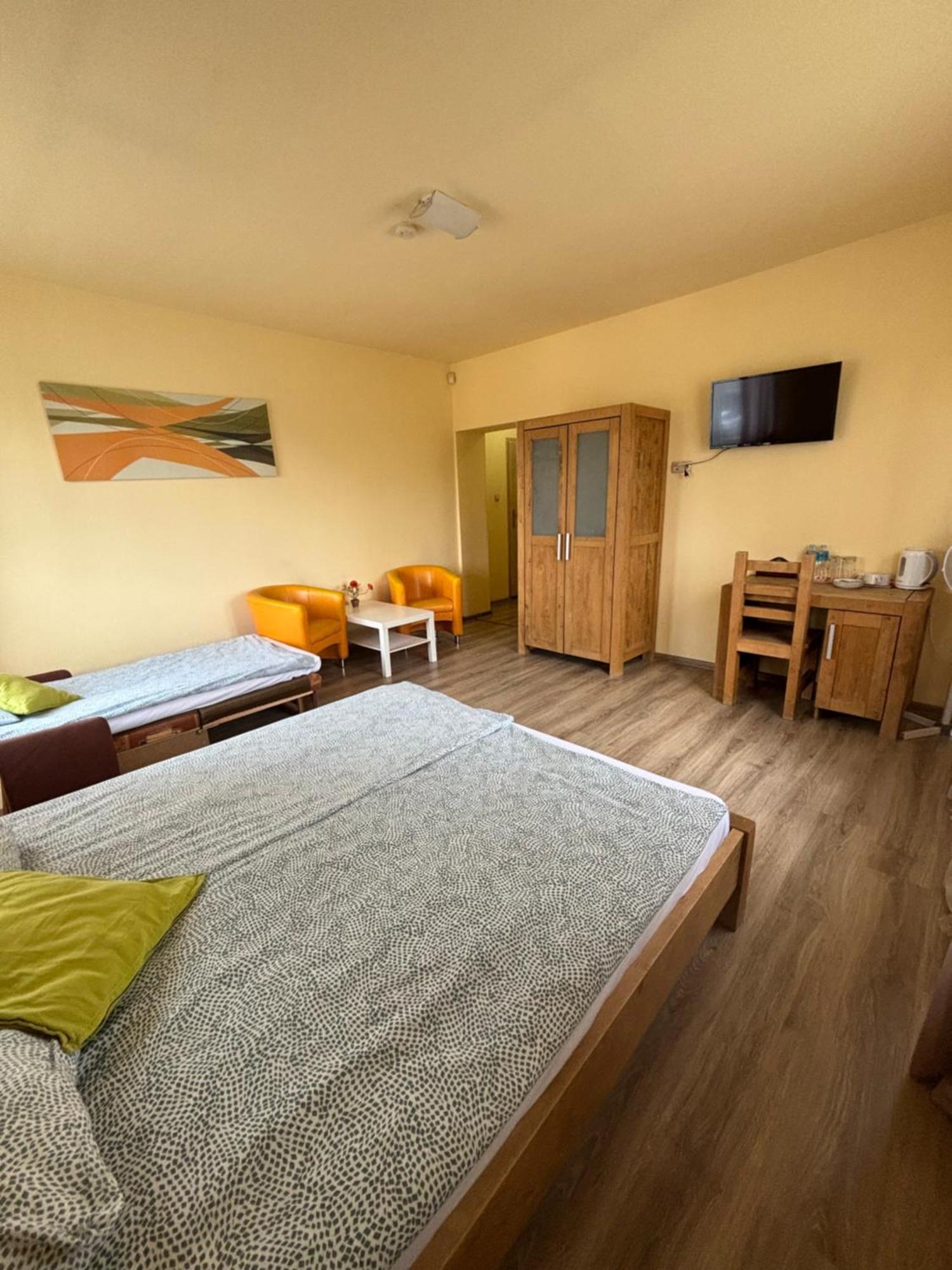 Bedrooms 3 Maja 15A Лодзь Экстерьер фото