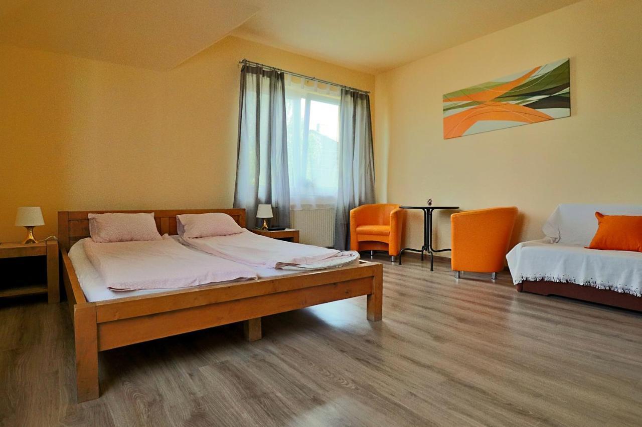 Bedrooms 3 Maja 15A Лодзь Экстерьер фото