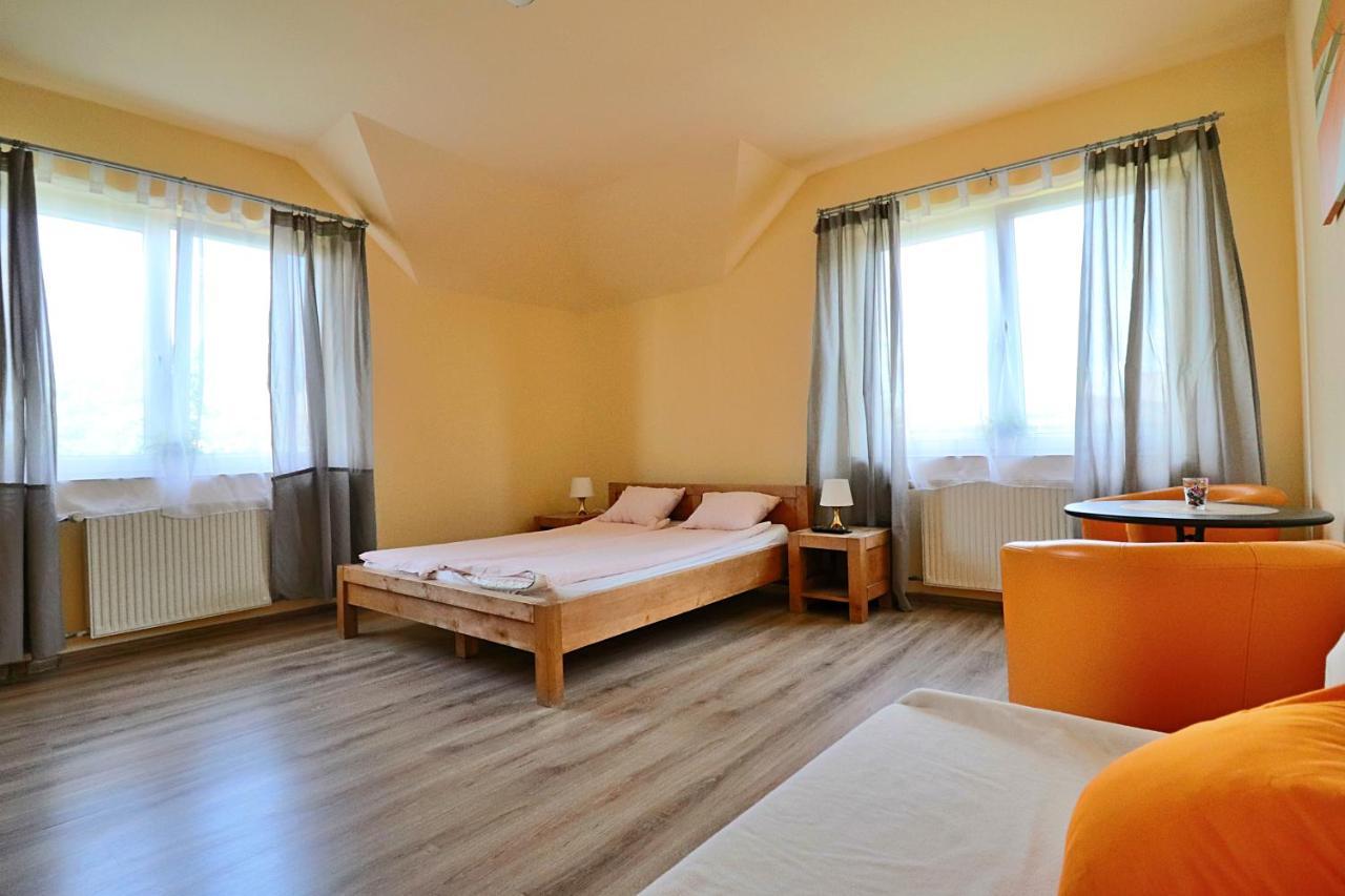 Bedrooms 3 Maja 15A Лодзь Экстерьер фото